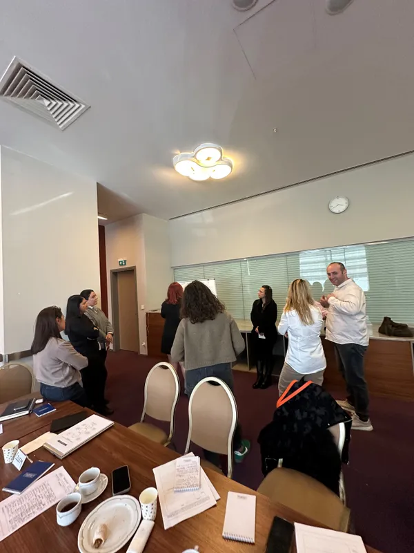 Katılımcılar eğitim salonunda grup çalışması yaparken
